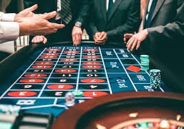 casinmcw ব্ল্যাকজ্যাক টেবিলে কার্ড বিতরণের দৃশ্য